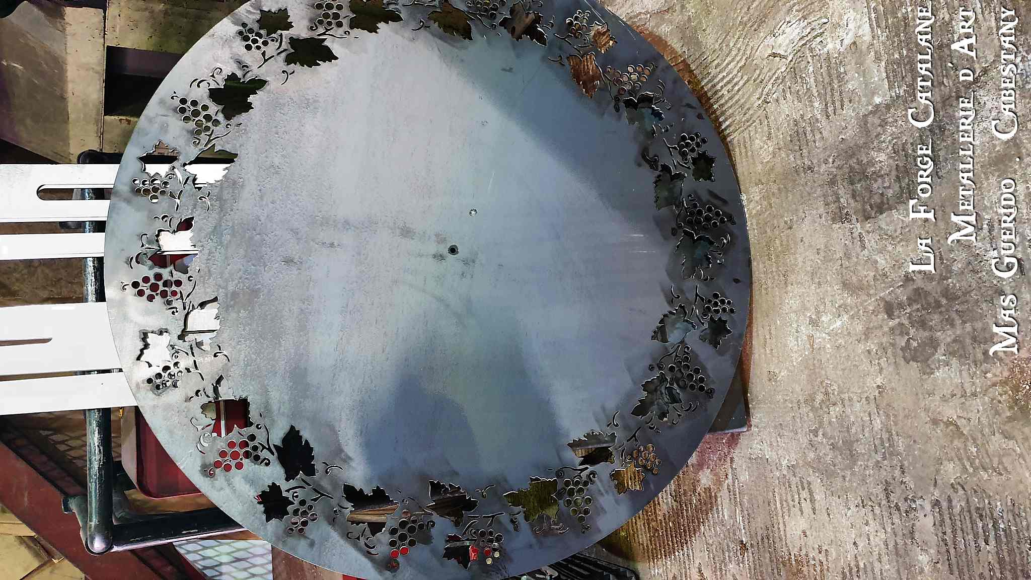 table exterieure motif grappes de raisin feuilles de vignes forge catalane.jpg